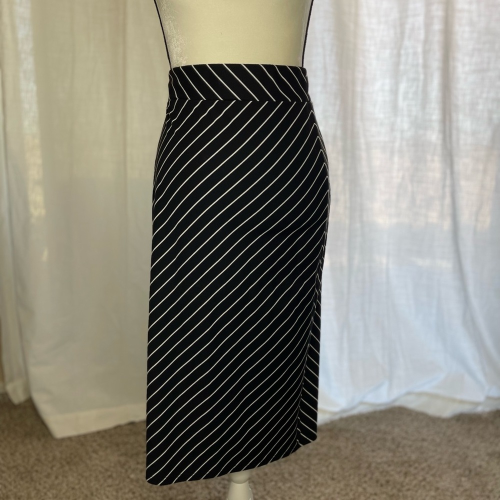 Stretchy pencil skirt
